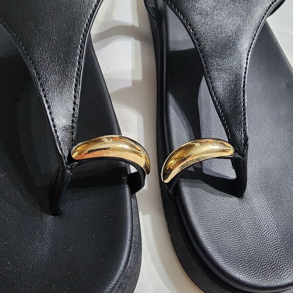 GBG Los Angeles Black Toe Ring Thong Sandals Gold Hardware GGJOSHIE-C M EUC